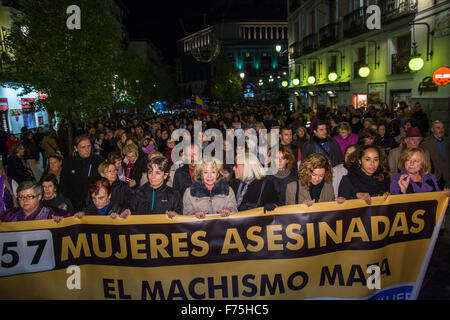 Madrid, Spagna. 25 Nov, 2015. Banner principale di una dimostrazione contro la violenza di genere in Madrid. in Medio María Teresa Fernández de la Vega, ex vice primo ministro della Spagna con il governo Zapatero © Marcos del Mazo/Pacific Press/Alamy Live News Foto Stock