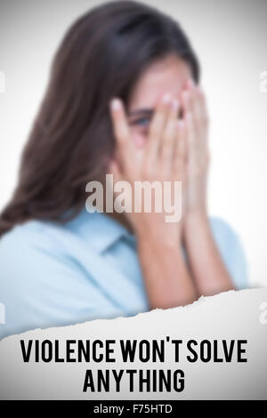 Immagine composita del ritratto di donna spiata attraverso le dita Foto Stock