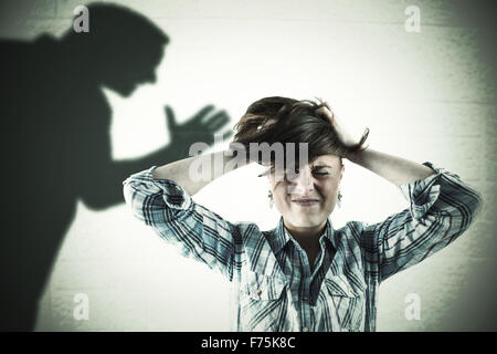 Immagine composita della bella bruna ottenendo un mal di testa con le mani sulla testa Foto Stock