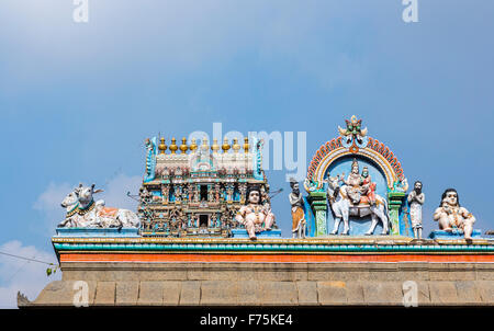 Colmo del tetto dettaglio con tipici colorati divinità Indù incisioni, Kapaleeswarar Temple, un tempio indù di Shiva a Mylapore, Chennai, nello Stato del Tamil Nadu, India Foto Stock