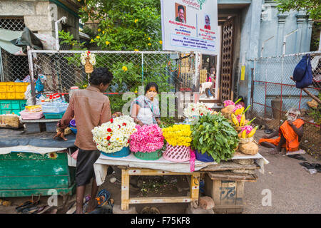 Venditore di fiori che vendono fiori per le offerte al di fuori del tempio di Kapaleeswarar, un tempio indù di Shiva si trova a Mylapore, Chennai, nello Stato del Tamil Nadu, India Foto Stock