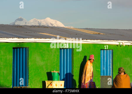 Il picco di Illimani da El Alto sopra, La Paz, Bolivia. La Paz e El Alto sono criticamente a corto di acqua e sarà probabilmente Foto Stock