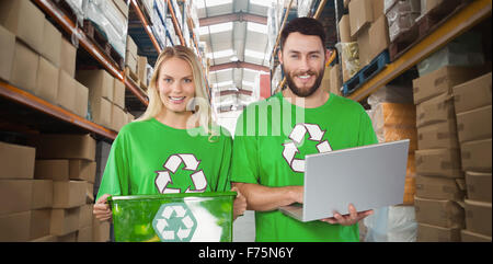Immagine composita del ritratto di sorridere volontari nel simbolo di riciclaggio tshirt Foto Stock