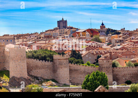 Avila antiche mura medievali della città castello Rondini Castiglia in Spagna. Avila è descritta come la più città nel XVI secolo in Spagna. Foto Stock