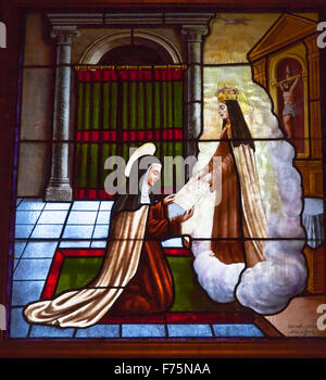 Santa Teresa comunicante Angelo vetro macchiato Convento de Santa Teresa di Avila Basilica di Castiglia in Spagna. Convento fondato nel 1636 Foto Stock