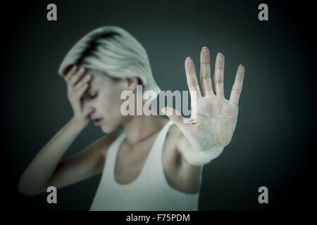 Immagine composita della triste bionda tenendo la mano Foto Stock