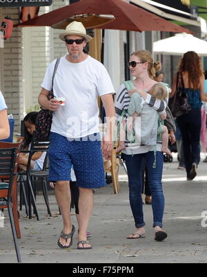 L'attrice Mireille Enos gode di una divertente giornata al Villaggio Larchmont la famiglia fiera con suo marito "Ferris Bueller's Day off' star Alan Ruck e i loro due bambini Vesper e figlio neonato Larkin. Dotato di: Mireille Enos, Alan Ruck, Larkin, Vesper dove: Los Angeles, C Foto Stock