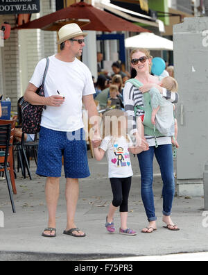 L'attrice Mireille Enos gode di una divertente giornata al Villaggio Larchmont la famiglia fiera con suo marito "Ferris Bueller's Day off' star Alan Ruck e i loro due bambini Vesper e figlio neonato Larkin. Dotato di: Mireille Enos, Alan Ruck, Larkin, Vesper dove: Los Angeles, C Foto Stock