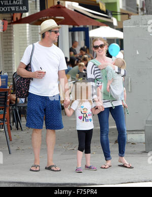 L'attrice Mireille Enos gode di una divertente giornata al Villaggio Larchmont la famiglia fiera con suo marito "Ferris Bueller's Day off' star Alan Ruck e i loro due bambini Vesper e figlio neonato Larkin. Dotato di: Mireille Enos, Alan Ruck, Larkin, Vesper dove: Los Angeles, C Foto Stock