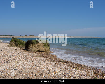 I resti della prima guerra mondiale 2 Anti serbatoio difese spiaggia sulla spiaggia Eastney, Portsmouth, Hampshire, Inghilterra Foto Stock