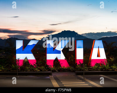 Kota Kinabalu, Sabah,Malaysia-November 10,2015:Aeroporto Internazionale Kota Kinabalu e Mount Kinabalu,Sabah, Malesia Foto Stock