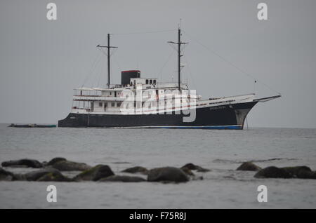 L'evoluzione di un lussuoso yacht turistici Crociere attraverso le Isole Galapagos. Foto Stock