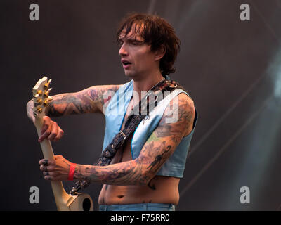 Justin Hawkins delle tenebre esegue sul palco del Festival di Vittoriosa a Portsmouth, Inghilterra, Agosto 2015 Foto Stock