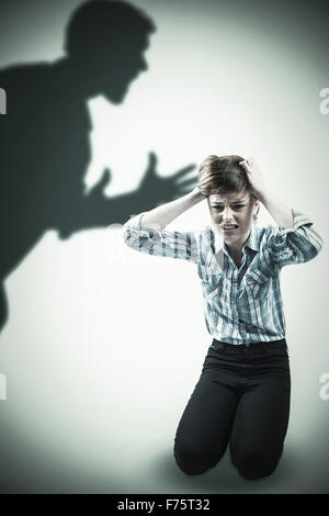 Immagine composita della bella bruna ottenendo un mal di testa con le mani sulla testa Foto Stock