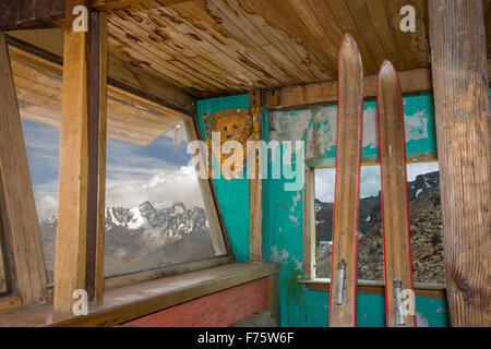 Un vecchio sci club hut sul picco di Chacaltaya stazione (5,395m), guardando verso il picco di Illimani. Fino al 2009 Chacaltaya stazione aveva un ghiacciaio che ha sostenuto i mondi più alta ski lift oltre 17.000 piedi. Il ghiacciaio infine completamente scomparso nel 2009. Foto Stock