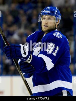 Tampa, Florida, Stati Uniti d'America. 25 Nov, 2015. DIRK SHADD | Orari .Tampa Bay Lightning center Steven Stamkos (91) sul ghiaccio durante il primo periodo di azione al Amalie Arena a Tampa mercoledì sera (11/25/15) © Dirk Shadd/Tampa Bay volte/ZUMA filo/Alamy Live News Foto Stock