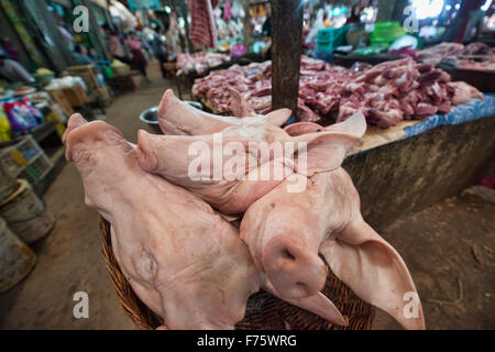 Teste di suini nel mercato al Psar Leu, Siem Reap, Cambogia Foto Stock