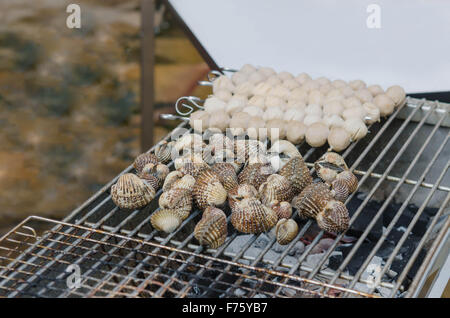 Vicino il barbecue di pesce , cardidi sulla griglia fiammeggianti Foto Stock