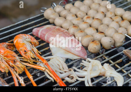 Gamberi alla griglia , squid sulla griglia fiammeggianti , barbeque a base di pesce Foto Stock