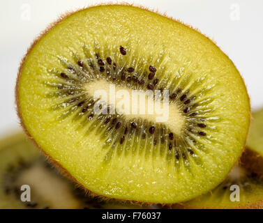 Un singolo fresche kiwi tagliata aperta Foto Stock