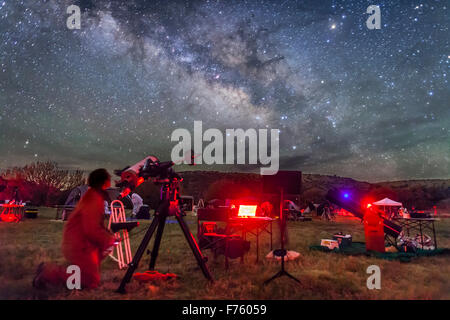 Un osservatore al Texas Star Party mira il suo telescopio su un bersaglio in Via Lattea. Sagittario e scorpione verso l'galacti Foto Stock