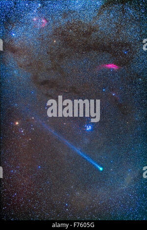 Comet Lovejoy, C/2014 Q2 tra i cluster, nebulas e scure nuvole di polvere del toro e di Perseo il Venerdì, 16 gennaio 2016. Il suo Foto Stock