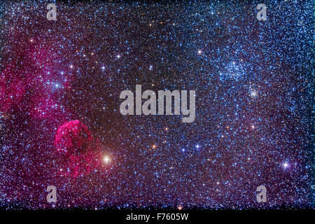 La Medusa Nebula, IC 443, a sinistra vicino alla stella Eta Geminorum a sinistra. IC 443 è un resto di supernova. In uce superiore è il b Foto Stock