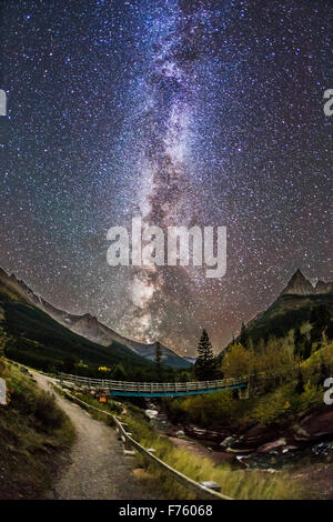 Il Red Rock Canyon nel Parco Nazionale dei laghi di Waterton, con la Via Lattea e con il paesaggio illuminato solo da Starlight. Thi Foto Stock