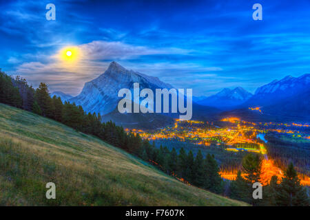 Il supermoon di Agosto 10, 2014 sorge dietro il Mt. Rundle e della cittadina di Banff, come colpo da Mt. Punto di vista Norquay cercando sou Foto Stock