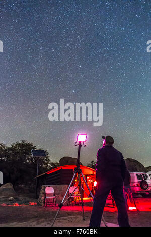 Una scena al pubblico "Parchi 'n stelle' guardare le stelle di notte, 15 marzo 2015, presso la città di roccia del parco statale, Nuovo Messico e al Foto Stock