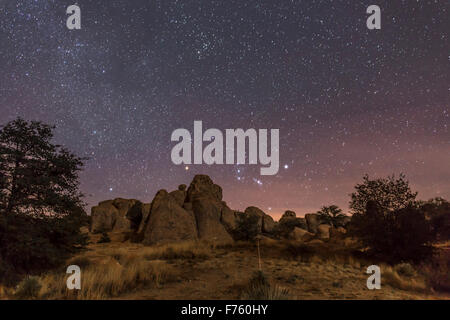 Orion rising presso la città di roccia del parco statale, Nuovo Messico, la vigilia di Natale 2014. Con la luce dalla luna crescente provi Foto Stock