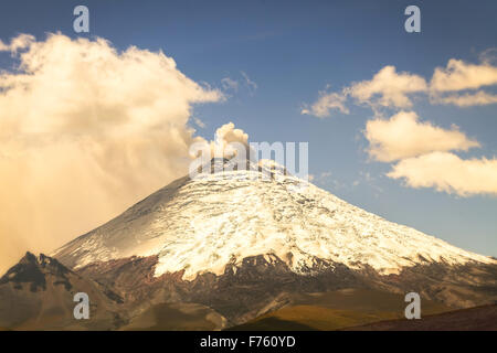 Il vulcano Cotopaxi giorno eruzione, Ecuador, Sud America Foto Stock