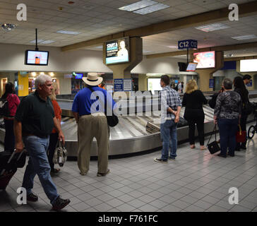 Dallas, Texas, Stati Uniti d'America. 25 Nov, 2015. Il terminale C del reclamo bagagli a Dallas-Fort Worth Aeroporto Internazionale dopo un volo da Chicago arriva con i passeggeri per la festa del Ringraziamento. Credito: Brian T. Humek/Alamy Live News Foto Stock