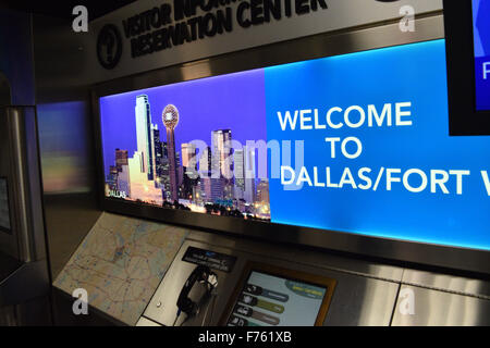 Dallas, Texas, Stati Uniti d'America. 25 Nov, 2015. Saluti segno a Dallas-Ft. Vale la pena di aeroporto internazionale. Credito: Brian T. Humek/Alamy Live News Foto Stock