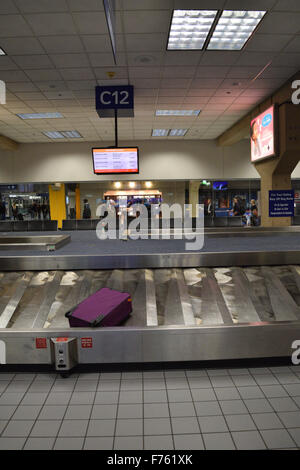 Dallas, Texas, Stati Uniti d'America. 25 Nov, 2015. Interruzione nel trambusto presso l'Aeroporto DFW come questo singolo sacchetto attende di essere sostenuto da un precedente volo. Credito: Brian T. Humek/Alamy Live News Foto Stock