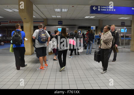 Dallas, Texas, Stati Uniti d'America. 25 Nov, 2015. Linea di passeggeri in attesa a bordo di un American Airlines per la loro destinazione per essere a casa con la famiglia per la festa del Ringraziamento. Credito: Brian T. Humek/Alamy Live News Foto Stock