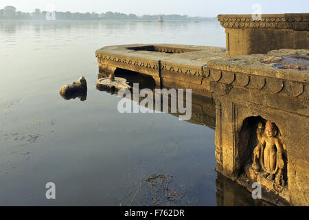 Fiume Narmada, Ghat Maheshwar, tempio indù, Khargone, Madhya Pradesh, India, Asia Foto Stock