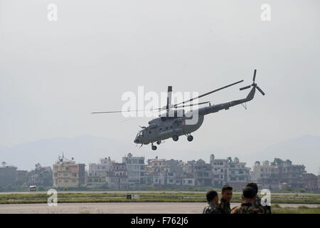 Elicottero decollare per le operazioni di soccorso, Nepal, asia Foto Stock