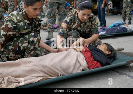 Terremoto, terremoto Nepal, terremoto 2015, terremoto Gorkha, terremoto vittima, Salvataggio terremoto, Kathmandu, Nepal, Asia Foto Stock