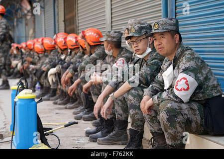 Terremoto, terremoto Nepal, terremoto 2015, terremoto Gorkha, Croce Rossa squadra di salvataggio, Kathmandu, Nepal, Asia Foto Stock