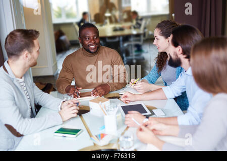 Un gruppo di giovani manager di riunione Foto Stock