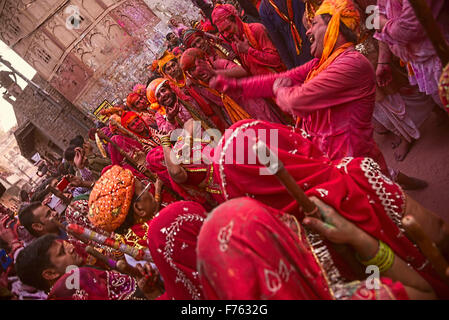 La gente celebra Holi festival, mathura, Uttar Pradesh, India, Asia Foto Stock