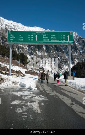 Strada per Sonmarg da Srinagar in inverno il Kashmir India Asia Foto Stock