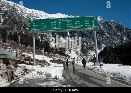 Strada per Sonamarg da Srinagar in inverno Kashmir India Asia Foto Stock