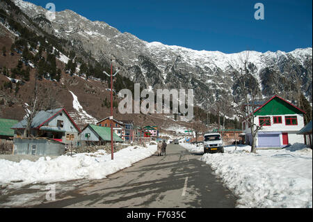 Strada per Sonmarg da Srinagar in inverno il Kashmir India Asia Foto Stock