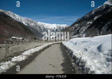 Vista della neve rivestiti montagne con neve su entrambi i lati della strada Sonmarg Kashmir India Asia Foto Stock