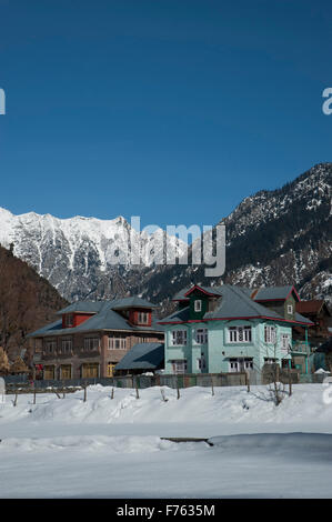 Case in inverno a Sonmarg Jammu e Kashmir India Asia Foto Stock