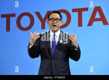 Tokyo, Giappone. 26 Nov, 2015. Presidente Akio Toyoda di Toyota Motor Corp parla prima i mondi più grande fabbricante automobilistico firma un contratto di collaborazione con la Inaternational Comitato Paralimpico a Tokyo il giovedì, 26 novembre 2015. Toyota dovrà fornire veicoli, servizi di tecnologia e il supporto della mobilità i robot per i Giochi Paralimpici attraverso 2024. Credito: Natsuki Sakai/AFLO/Alamy Live News Foto Stock