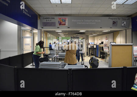 Dallas, Texas, Stati Uniti d'America. 25 Nov, 2015. Agenti TSA all'Aeroporto Internazionale Fort Worth di Dallas a Dallas il controllo dei passeggeri prima di entrare in aeroporto concourse. Credito: Brian T. Humek/Alamy Live News Foto Stock