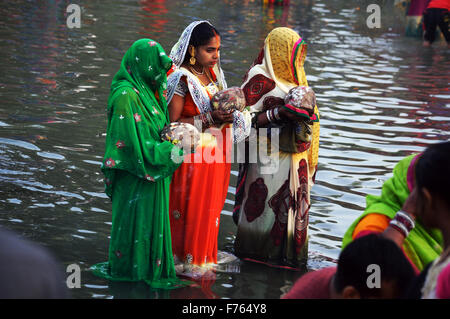 Chhath Puja India Gate New Delhi Martedì 17 Novembre, 2015. Festival indù di adorare il sole al tramonto in 6° giorno dopo Diwali Foto Stock